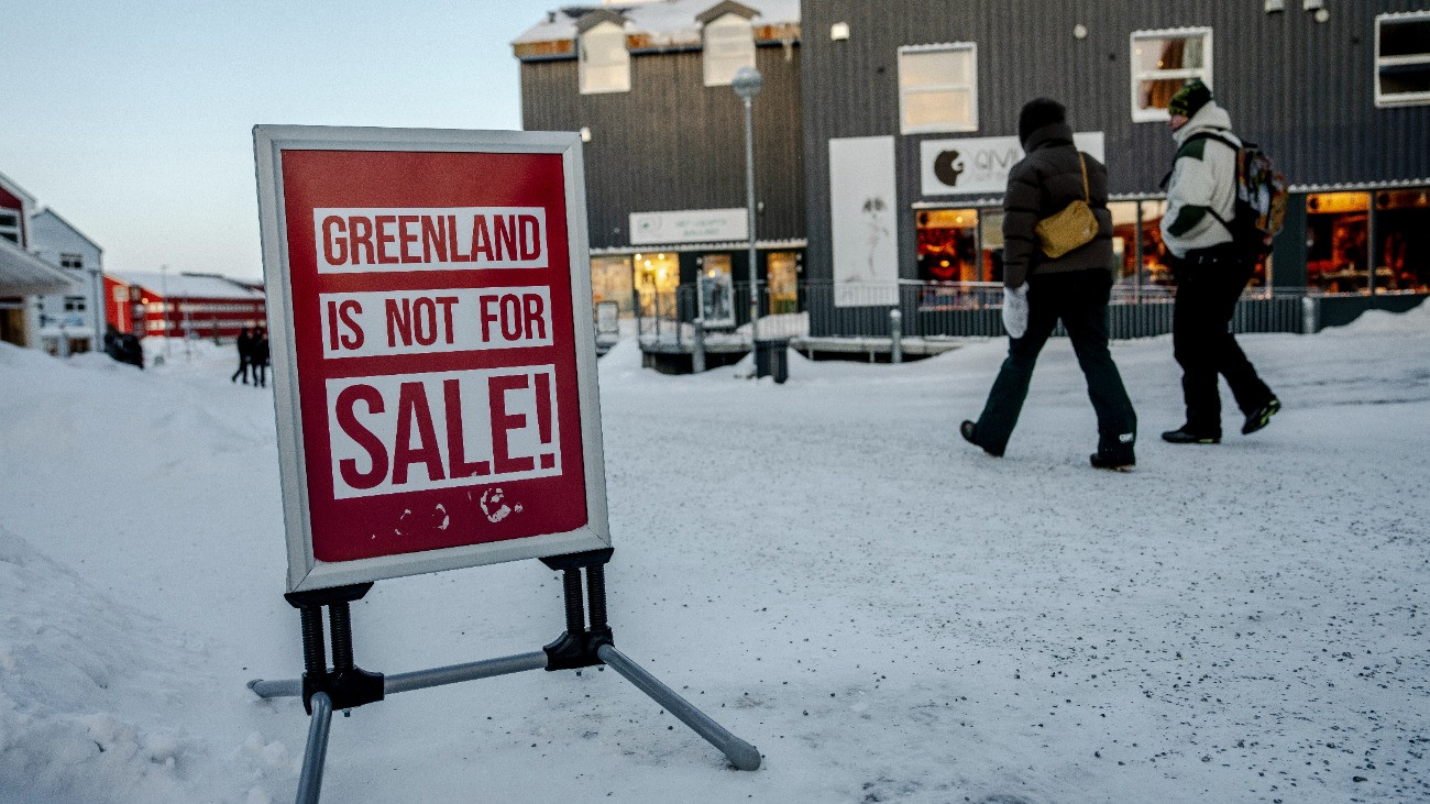 Nuuk, 2026. január 21.
Grönland nem eladó feliratû tábla az utcán a grönlandi fõvárosban, Nuukban 2026. január 20-án. Donald Trump amerikai elnök megerõsítette, hogy az Egyesült Államoknak továbbra is célja az 1979 óta széles önkormányzati jogokkal felruházott, de jogilag Dániához Grönland felletti ellenõrzés megszerzése.
MTI/EPA/Ritzau/Mads Claus Rasmussen