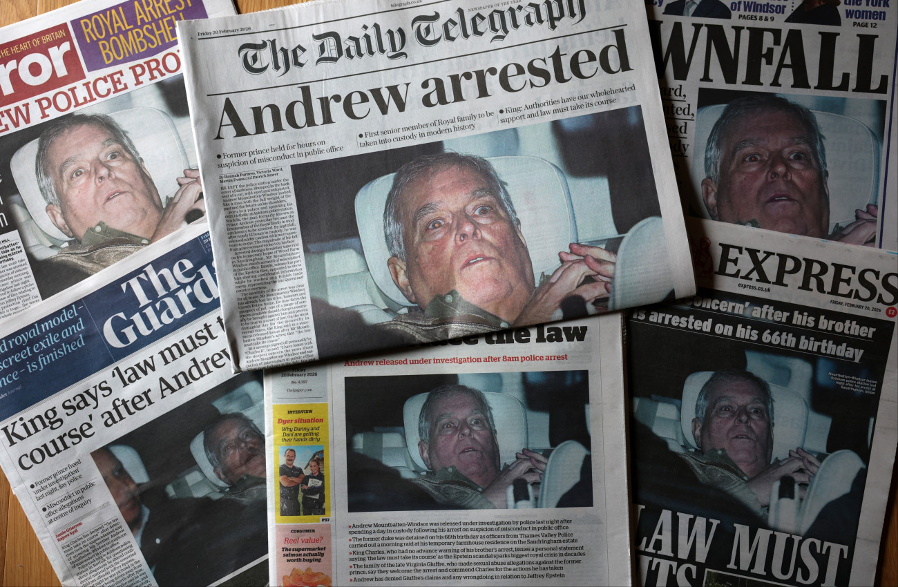 Liverpool, 2026. február 20.
András volt yorki herceg õrizetbe vételével foglalkozó újságok címlapjai egy liverpooli hírlapárusnál 2026. február 20-án, egy nappal azután, hogy Andrást, III. Károly brit uralkodó öccsét közfeladatot ellátó személy által elkövetett kötelezettségszegés gyanújával õrizetbe vették.
MTI/EPA/Adam Vaughan