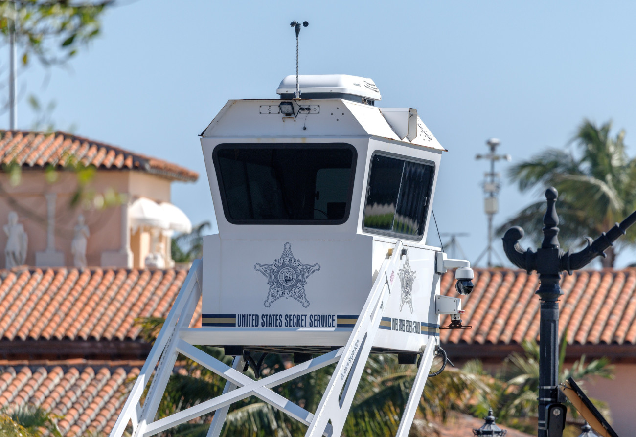 West Palm Beach, 2026. február 22.
Az amerikai titkosszolgálat megfigyelõtornya Donald Trump amerikai elnök mar-a-lagói rezidenciájánál a floridai West Palm Beachben 2026. február 22-én, miután hajnalban egy puskával felfegyverzett férfi benzineskannával megpróbált behatolni az elnök birtokára. A hatóságok agyonõtték a 21 éves férfit, az észak-karolinai illetõségû Austin Tucker Martint. Az incidens idején Trump nem tartózkodott a birtokon.
MTI/EPA/Cristobal Herrera