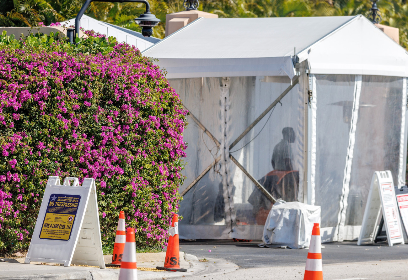 West Palm Beach, 2026. február 22.
Az amerikai titkosszolgálat áthaladást tiltó táblája Donald Trump amerikai elnök mar-a-lagói rezidenciájának közelében, a floridai West Palm Beachben 2026. február 22-én, miután hajnalban egy puskával felfegyverzett férfi benzineskannával megpróbált behatolni az elnök birtokára. A hatóságok agyonõtték a 21 éves férfit, az észak-karolinai illetõségû Austin Tucker Martint. Az incidens idején Trump nem tartózkodott a birtokon.
MTI/EPA/Cristobal Herrera