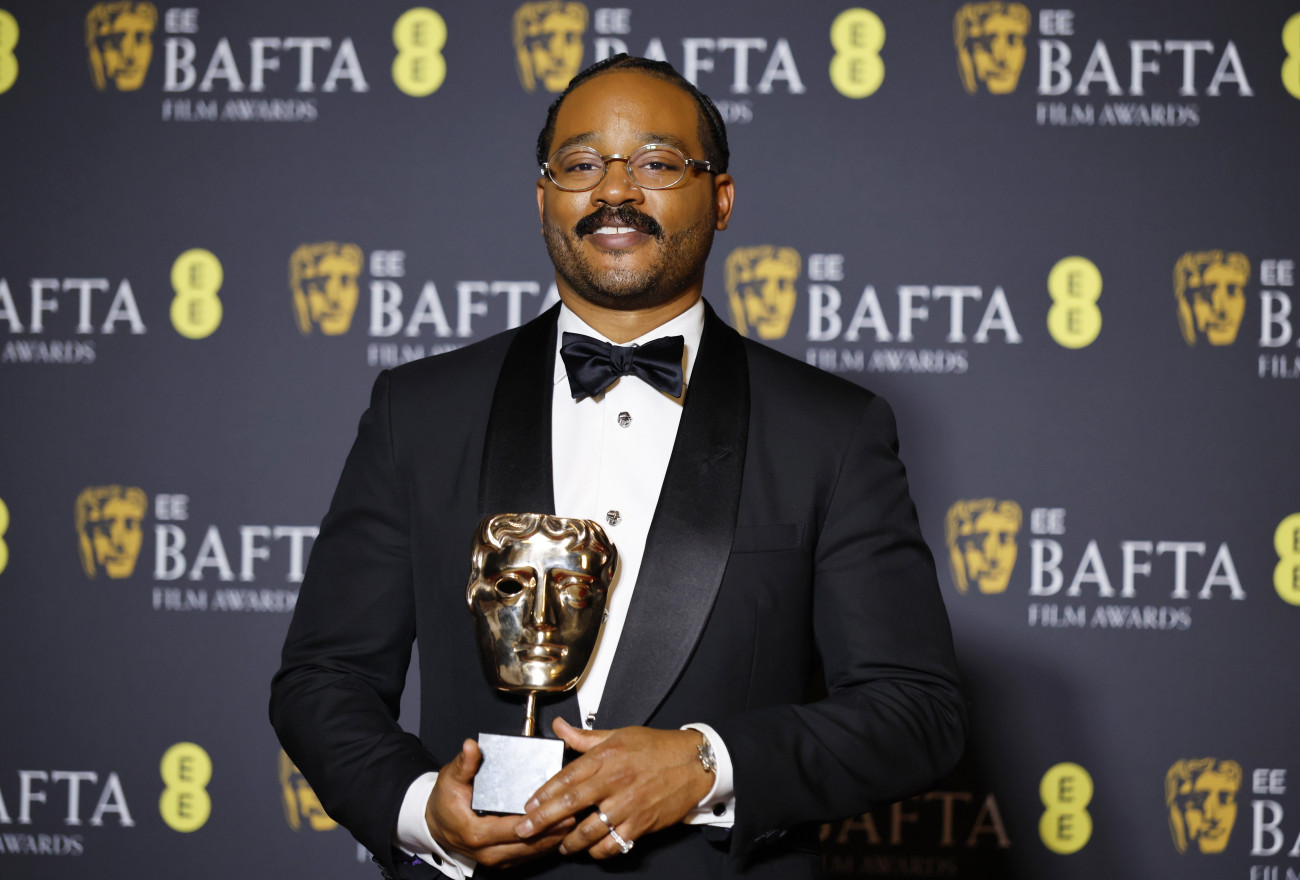 London, 2026. február 22.
Ryan Coogler armerikai forgatókönyvíró, rendezõ és producer a legjobb eredeti forgatókönynek járó elismeréssel, amelyet a Bûnösök (Sinners) címû filmdrámáért vehetett át a Brit Film- és Televíziós Mûvészeti Akadémia (BAFTA) díjkiosztó ünnepségén a Royal Festival Hall londoni rendezvényteremben 2026. február 22-én.
MTI/EPA/Tolga Akmen