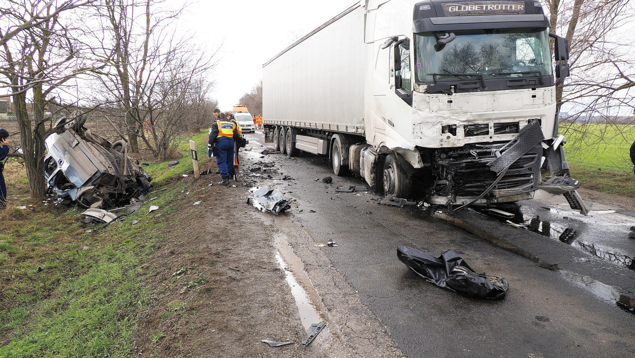 Szalkszentmárton, 2026. február 23.
Ütközésben összeroncsolódott személyautó és kamion az 51-es fõúton Szalkszentmárton határában 2026. február 23-án. A személygépkocsi vezetõje a fõút 64. kilométerénél eddig ismeretlen okból áttért a szemközti sávba, ahol frontálisan ütközött a szembõl érkezõ teherautóval. A személyautó vezetõje a helyszínen belehalt sérüléseibe.
MTI/Donka Ferenc