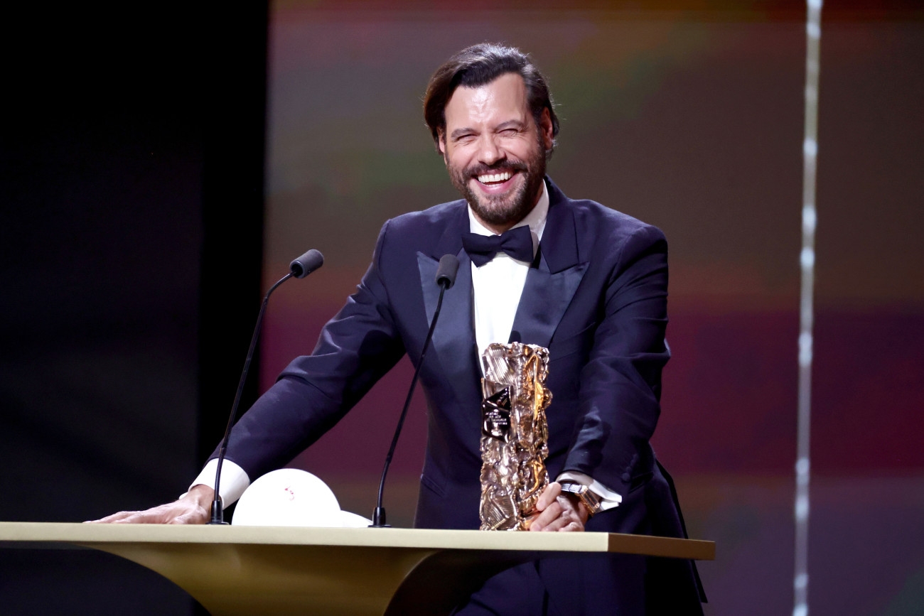 Párizs, 2026. február 27.
Laurent Lafitte francia színész a legjobb színésznek járól elismeréssel a Filmmûvészeti és -technikai Akadémia César-díjainak 51. átadási ünnepségén a párizsi Olympia hangversenycsarnokban 2026. február 26-án. Larent Lafitte A világ leggazdagabb asszonya (La femme la plus riche du monde) címû  filmben nyújtott alakításával érdemelte ki az elismerést.
MTI/EPA/Teresa Suárez
