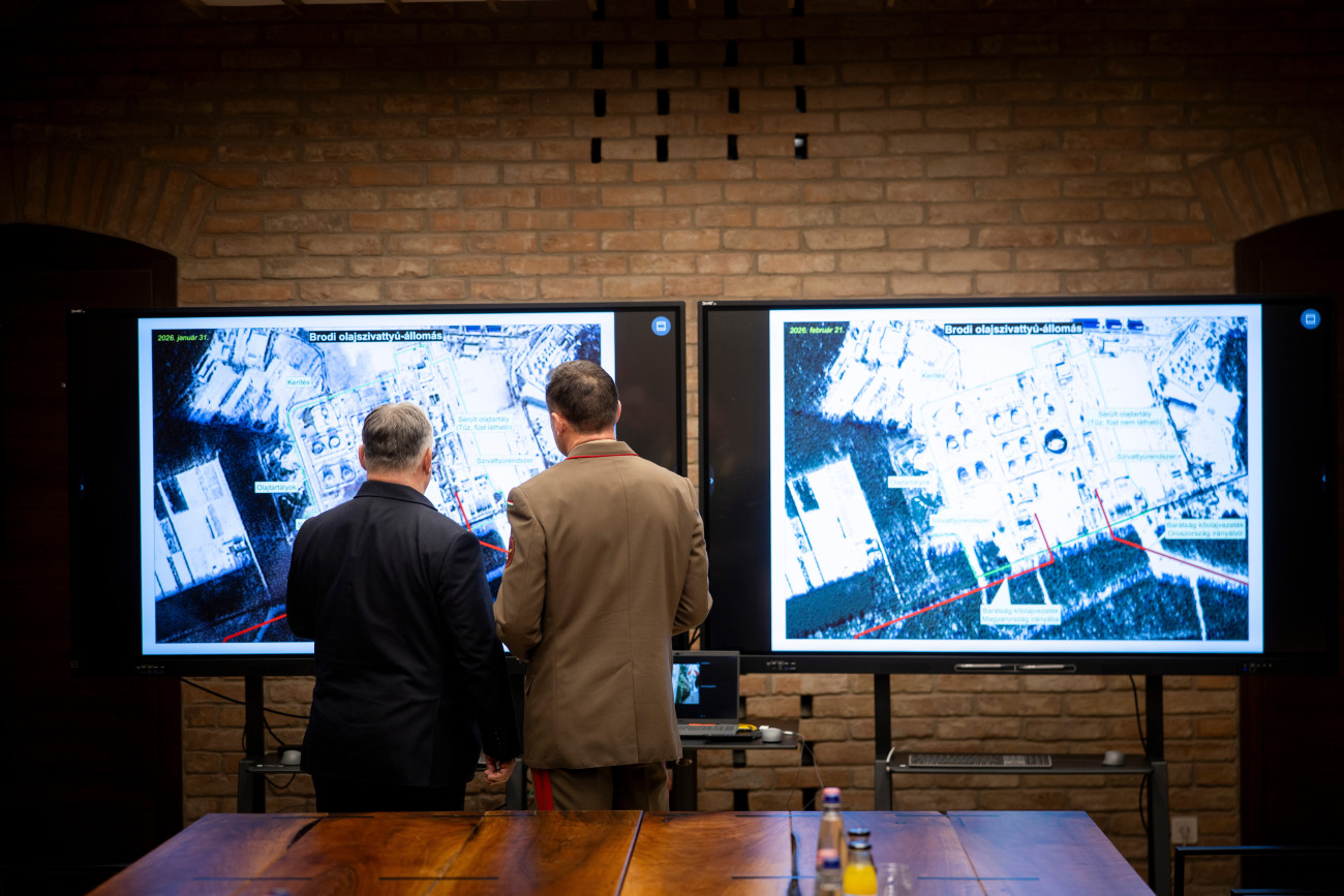 Budapest, 2026. március 2.
A Miniszterelnöki Kommunikációs Fõosztály által közreadott képen Orbán Viktor miniszterelnök (b) nemzetbiztonsági egyeztetést tart a Barátság kõolajvezeték állapotáról Budapesten 2026. március 2-án.
MTI/Miniszterelnöki Kommunikációs Fõosztály/Fischer Zoltán