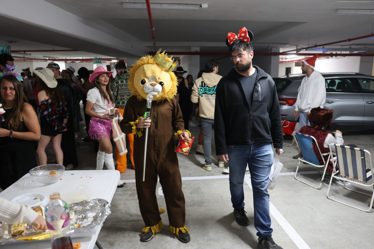 Tel-Aviv, 2026. március 2.
Az iráni rakétatámadások veszélye miatt egy tel-avivi mélygarázsban ünneplik izraeliek a purimot 2026. március 2-án, két nappal az Irán elleni amerikai-izraeli háború kezdete után.
MTI/EPA/Abir Szultan