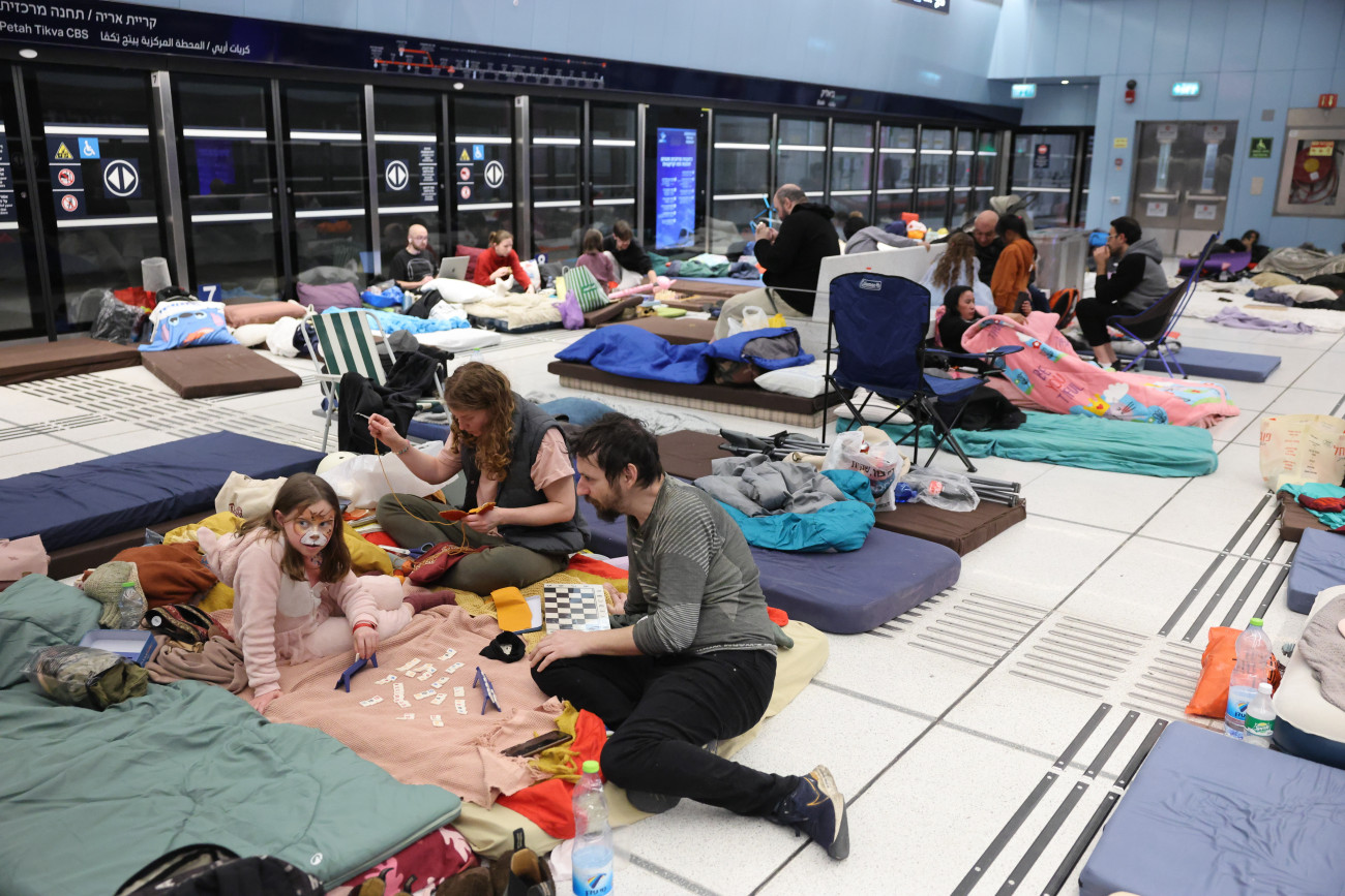 Tel-Aviv, 2026. március 2.
Az iráni rakétatámadások veszélye miatt egy tel-avivi föld alatti vasútállomáson ünneplik izraeliek a purimot 2026. március 2-án, két nappal az Irán elleni amerikai-izraeli háború kezdete után.
MTI/EPA/Abir Szultan