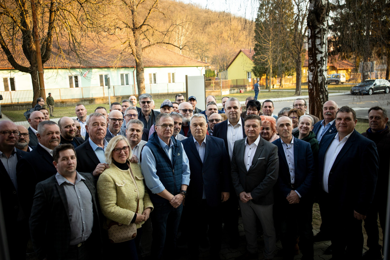 Pétervására, 2026. március 3.
A Miniszterelnöki Kommunikációs Fõosztály által közreadott képen Orbán Viktor miniszterelnök, a Fidesz elnöke (k) országjárásának pétervásárai állomásán 2026. március 3-án. A kormányfõtõl balra Horváth László, Gyöngyös és térsége fideszes országgyûlési képviselõje, a kábítószer-kereskedelem felszámolásáért felelõs kormánybiztos, képviselõjelölt.
MTI/Miniszterelnöki Kommunikációs Fõosztály/Fischer Zoltán