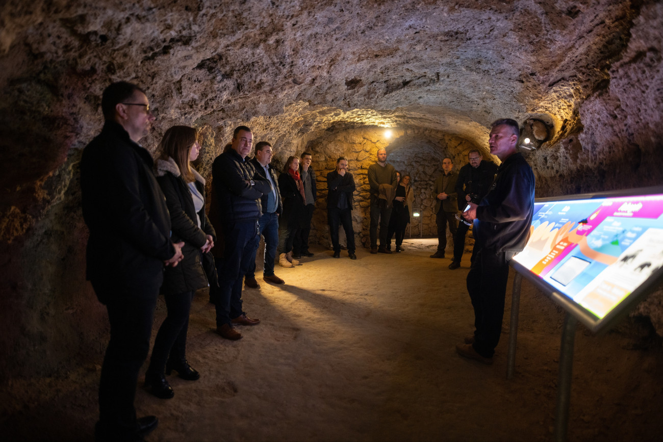 Pécs, 2026. március 4.
Kéki Antal, a Tettyei Mésztufa-barlang üzemeltetõje (j) vezetett bejáráson a barlangban a Barlangoljunk! - március a barlangok hónapja címû kezdeményezés nyitórendezvényén Pécsen 2026. március 4-én. balról Rácz András, az Agrárminisztérium természetvédelemért felelõs államtitkára (b3).
MTI/Ruprech Judit
