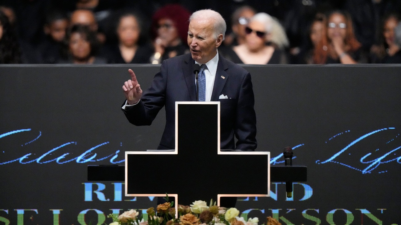 Chicago, 2026. március 6.
Joe Biden volt amerikai elnök beszédet mond Jesse Jackson amerikai tiszteletes és polgárjogi aktivista nyilvános búcsúztatásán a chicagói Remény Házában 2026. fmárcius 6-án. A február 17-én, 84 éves korában elhunyt baptista tiszteletest március 7-én helyezik végsõ nyugalomra a chicagói Oak Woods temetõben.
MTI/AP/Nam Y. Huh