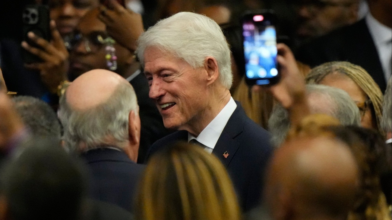 Chicago, 2026. március 6.
Bill Clinton volt amerikai elnök (k) Jesse Jackson amerikai tiszteletes és polgárjogi aktivista nyilvános búcsúztatásán a chicagói Remény Házában 2026. fmárcius 6-án. A február 17-én, 84 éves korában elhunyt baptista tiszteletest március 7-én helyezik végsõ nyugalomra a chicagói Oak Woods temetõben.
MTI/AP/Nam Y. Huh