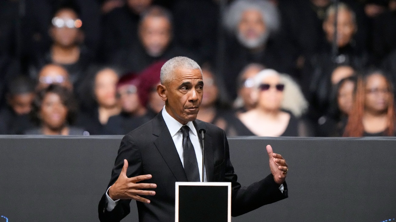 Chicago, 2026. március 6.
Barack Obama volt amerikai elnök beszédet mond Jesse Jackson amerikai tiszteletes és polgárjogi aktivista nyilvános búcsúztatásán a chicagói Remény Házában 2026. fmárcius 6-án. A február 17-én, 84 éves korában elhunyt baptista tiszteletest március 7-én helyezik végsõ nyugalomra a chicagói Oak Woods temetõben.
MTI/AP/Nam Y. Huh