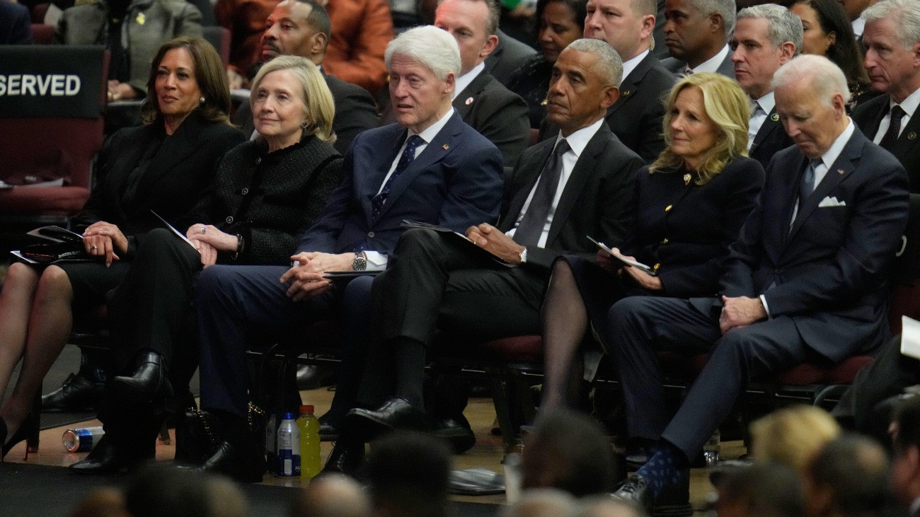 Chicago, 2026. március 6.
Kamala Harris volt amerikai alelnök, Hillary Clinton volt amerikai külügyminiszter és férje, Bill Clinton volt amerikai elnök, Barack Obama volt amerikai elnök, Jill Biden, Joe Biden volt amerikai elnök felesége és Joe Biden (elöl, b-j) Jesse Jackson amerikai tiszteletes és polgárjogi aktivista nyilvános búcsúztatásán a chicagói Remény Házában 2026. fmárcius 6-án. A február 17-én, 84 éves korában elhunyt baptista tiszteletest március 7-én helyezik végsõ nyugalomra a chicagói Oak Woods temetõben.
MTI/AP/Erin Hooley