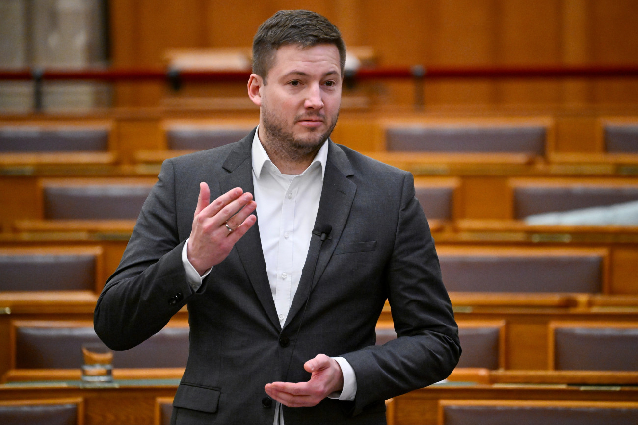 Budapest, 2026. március 10.
Farkas Örs, polgári nemzetbiztonsági szolfgálatokért felelõs államtitkár napirend elõtti felszólalásra válaszol az Országgyûlés plenáris ülésén 2026. március 10-én.
MTI/Hegedüs Róbert