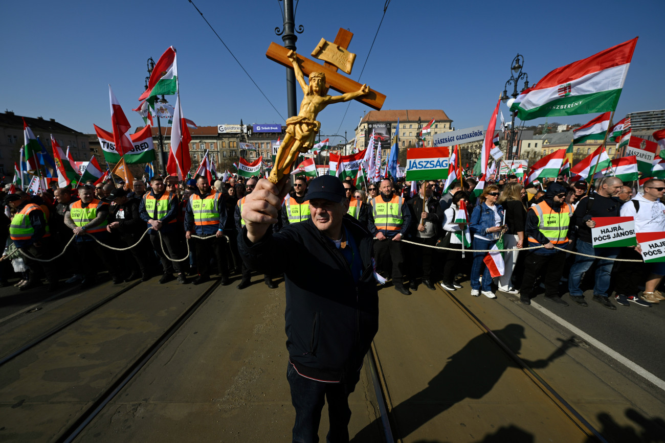 Budapest, 2026. március 15.
A Civil Összefogás Fórum - Civil Összefogás Közhasznú Alapítvány (CÖF-CÖKA) Békemenetének résztvevõi gyülekeznek a Margit hídon az 1848-49-es forradalom és szabadságharc kitörésének évfordulóján 2026. március 15-én.
MTI/Hegedüs Róbert