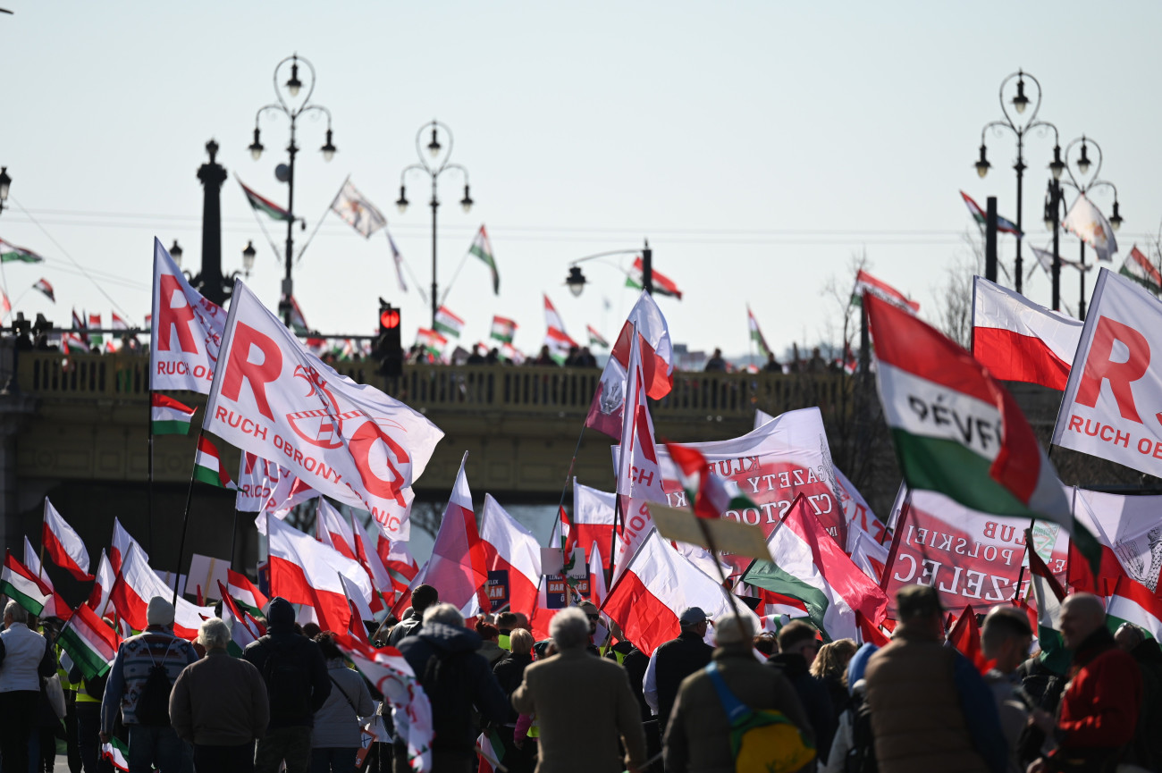 Budapest, 2026. március 15.
A Civil Összefogás Fórum - Civil Összefogás Közhasznú Alapítvány (CÖF-CÖKA) Békemenetének résztvevõi gyülekeznek a Margit hídnál az 1848-49-es forradalom és szabadságharc kitörésének évfordulóján 2026. március 15-én.
MTI/Balogh Zoltán