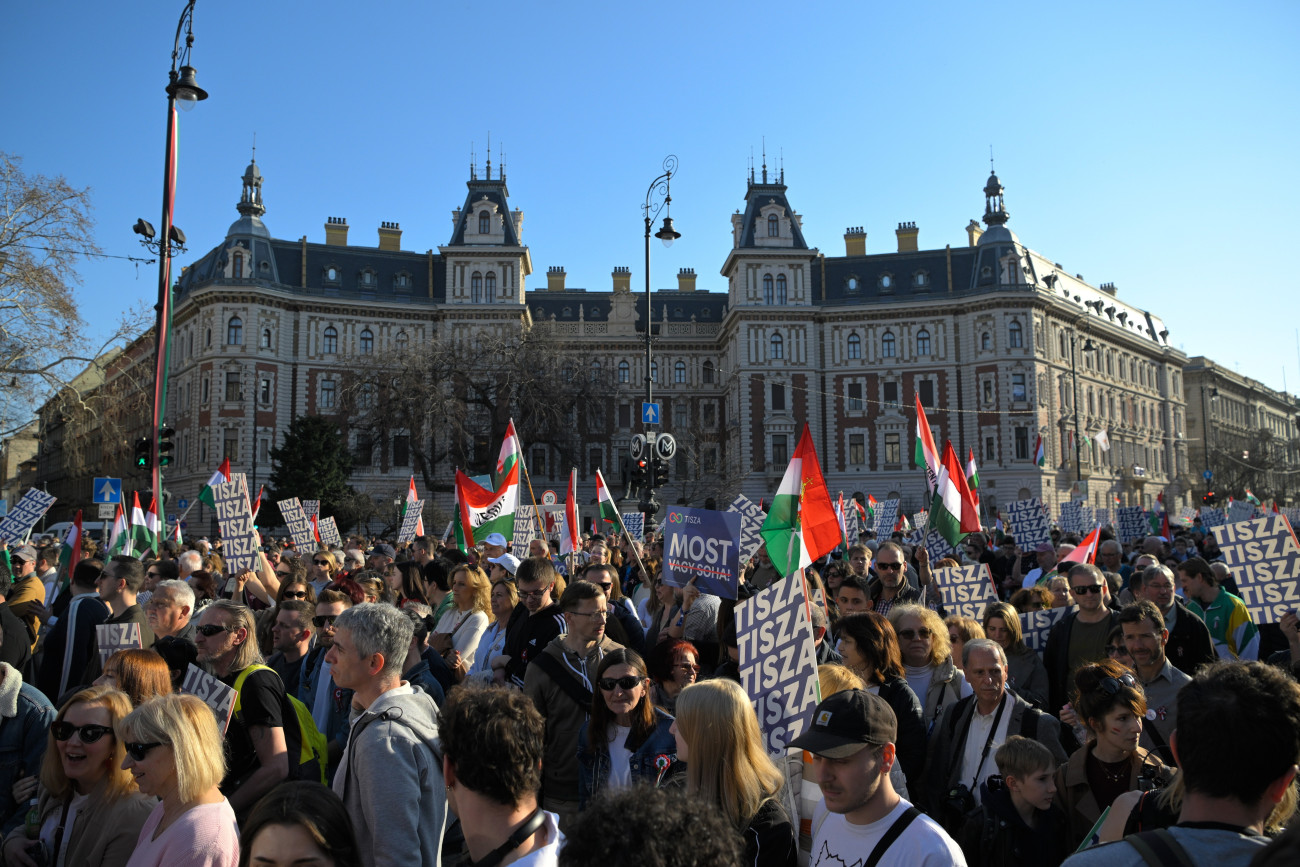 Budapest, 2026. március 15.
Résztvevõk vonulnak a Tisza Párt Nemzeti Menet címmel megrendezett ünnepségén az Andrássy úton az 1848-49-es forradalom és szabadságharc kitörésének évfordulóján 2026. március 15-én.
MTI/Purger Tamás