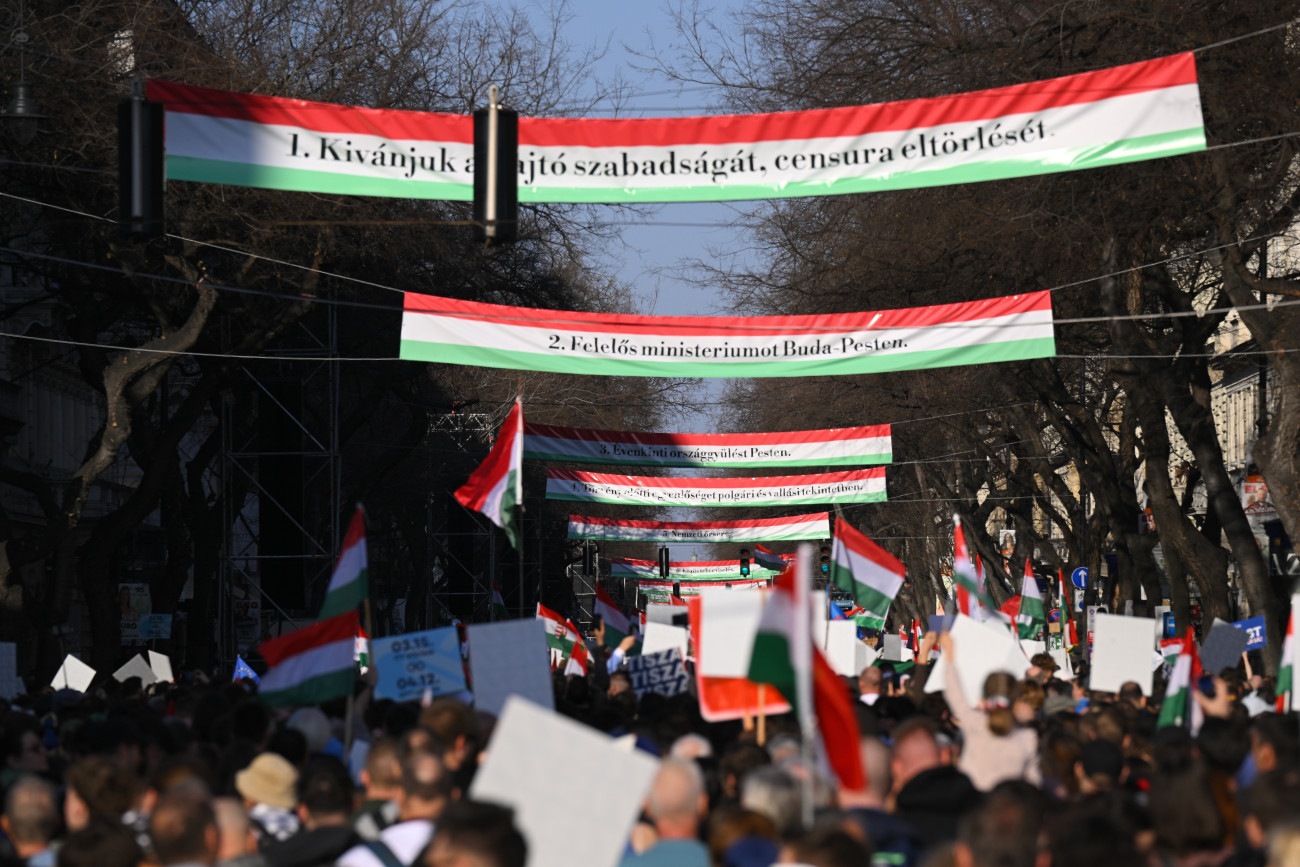 Budapest, 2026. március 15.
Résztvevõk vonulnak a Tisza Párt Nemzeti Menet címmel megrendezett ünnepségén az Andrássy úton az 1848-49-es forradalom és szabadságharc kitörésének évfordulóján 2026. március 15-én.
MTI/Czeglédi Zsolt