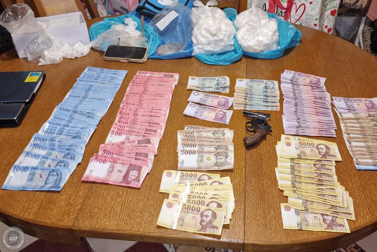 A rendőrség által Kömlőn lefoglalt készpénz. Forrás: Police.hu