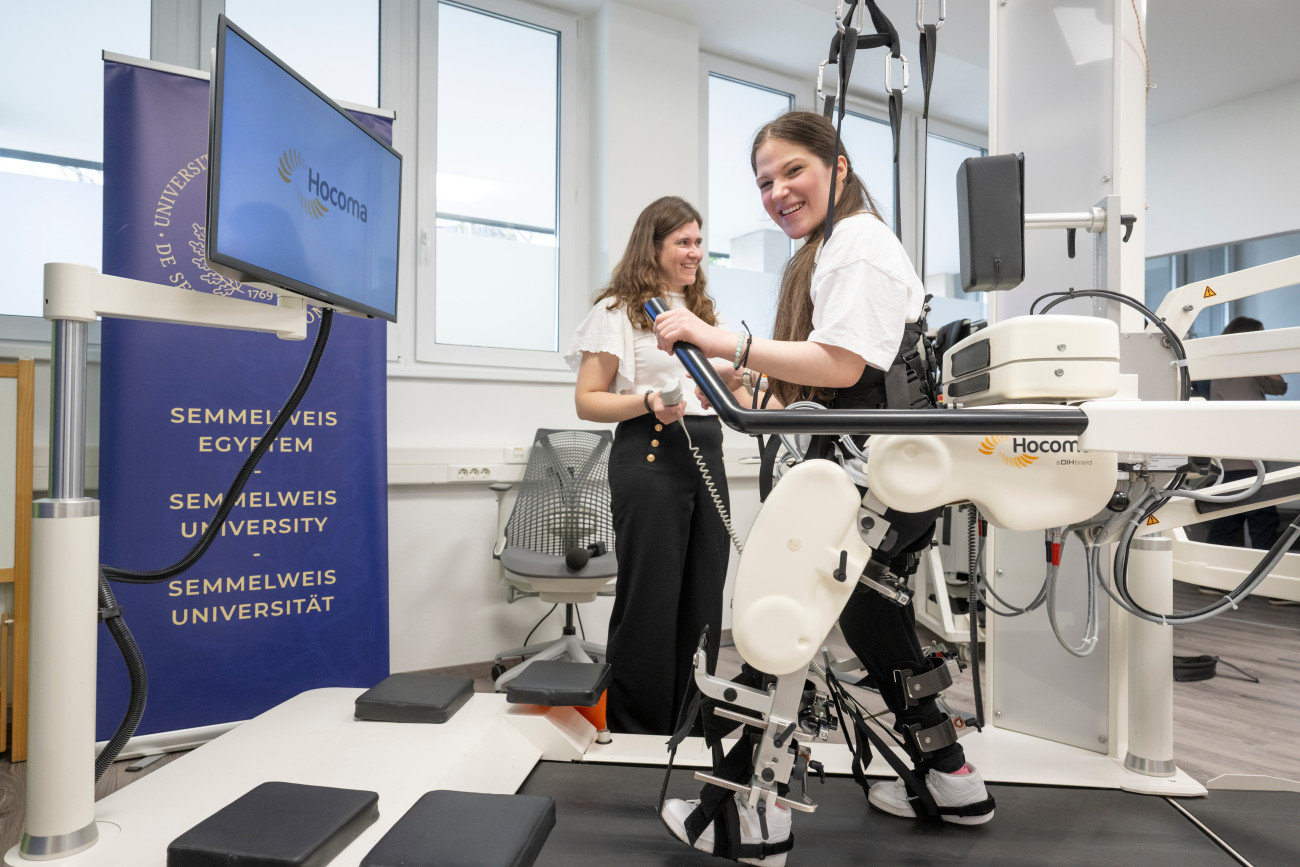 Budapest, 2026. március 24.
Mozgásrehabilitációs kezelés bemutatója a Semmelweis Egyetem Petõ András Kar Konduktív Pedagógiai Központjának eszközátadó rendezvényén 2026. március 24-én. Hét egységbõl álló robotikus eszközparkot adtak át a terápiás központban. A mozgáskoordinációs, izomerõsítõ és mobilitást fejlesztõ gépeket az egyetem saját forrásból vásárolta.
MTI/Kovács Márton