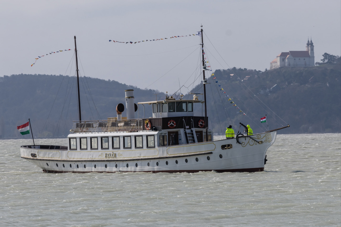 Jubileumi hajófelvonulásra érkezõ Kelén nosztalgiahajó a 180. hajózási szezon megnyitója elõtt Balatonfürednél. Kép: MTI/Katona Tibor
