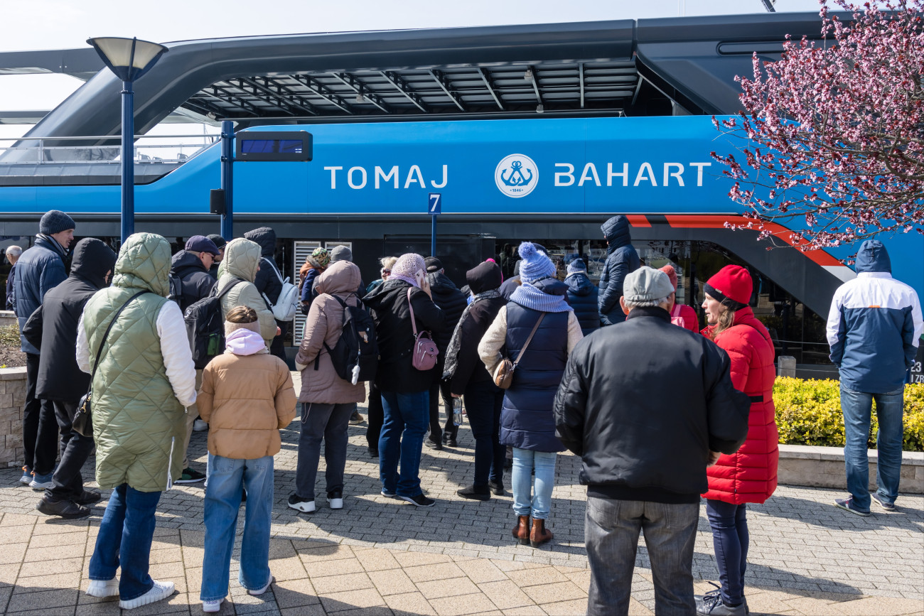 Résztvevõk várakoznak az ingyenes sétahajózásra a Tomaj katamaránnál a 180. hajózási szezon megnyitója napján Balatonfüreden. Kép: MTI/Katona Tibor