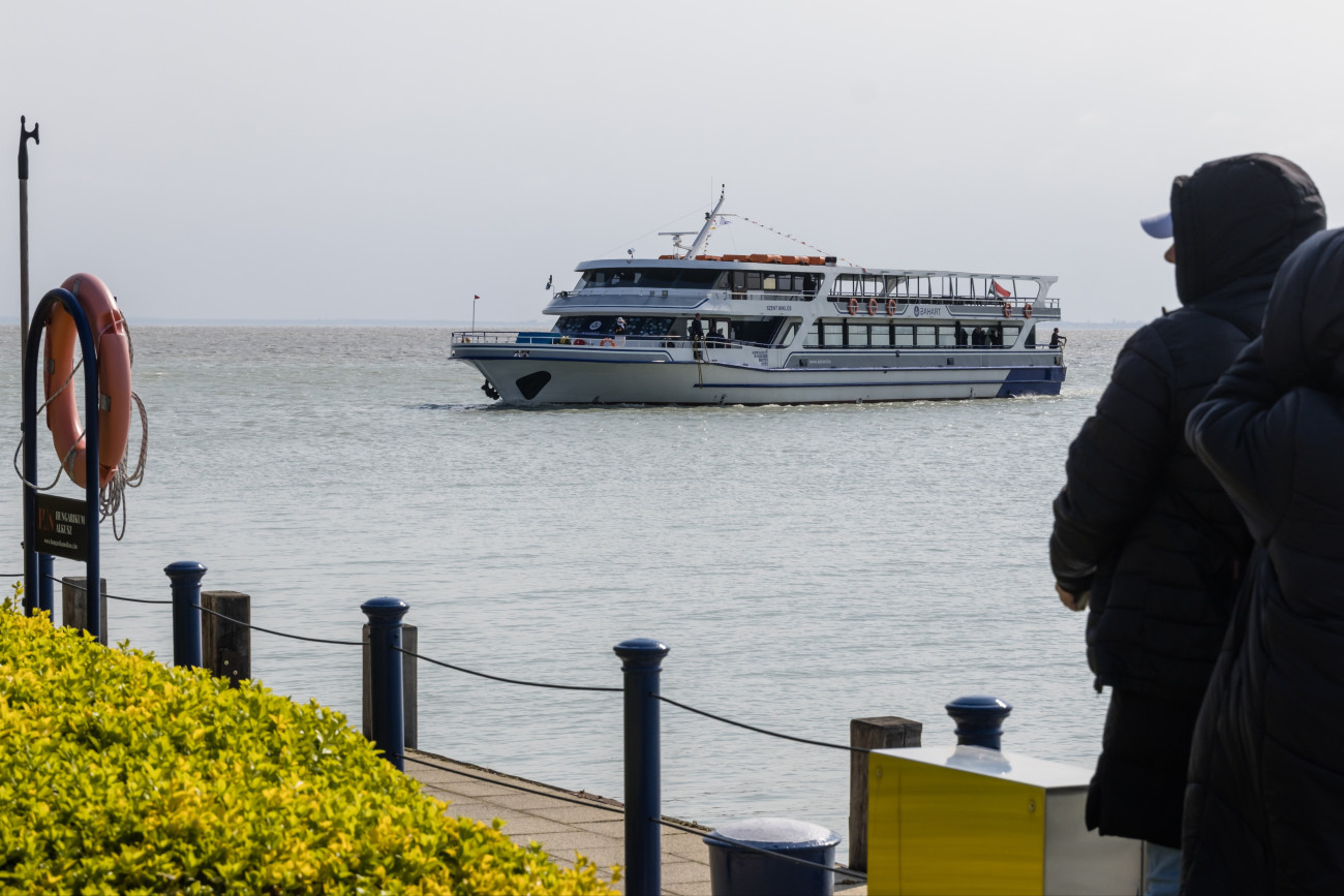 A Szent Miklós hajó érkezik a 180. hajózási szezon megnyitójára Balatonfürednél. Kép: MTI/Katona Tibor