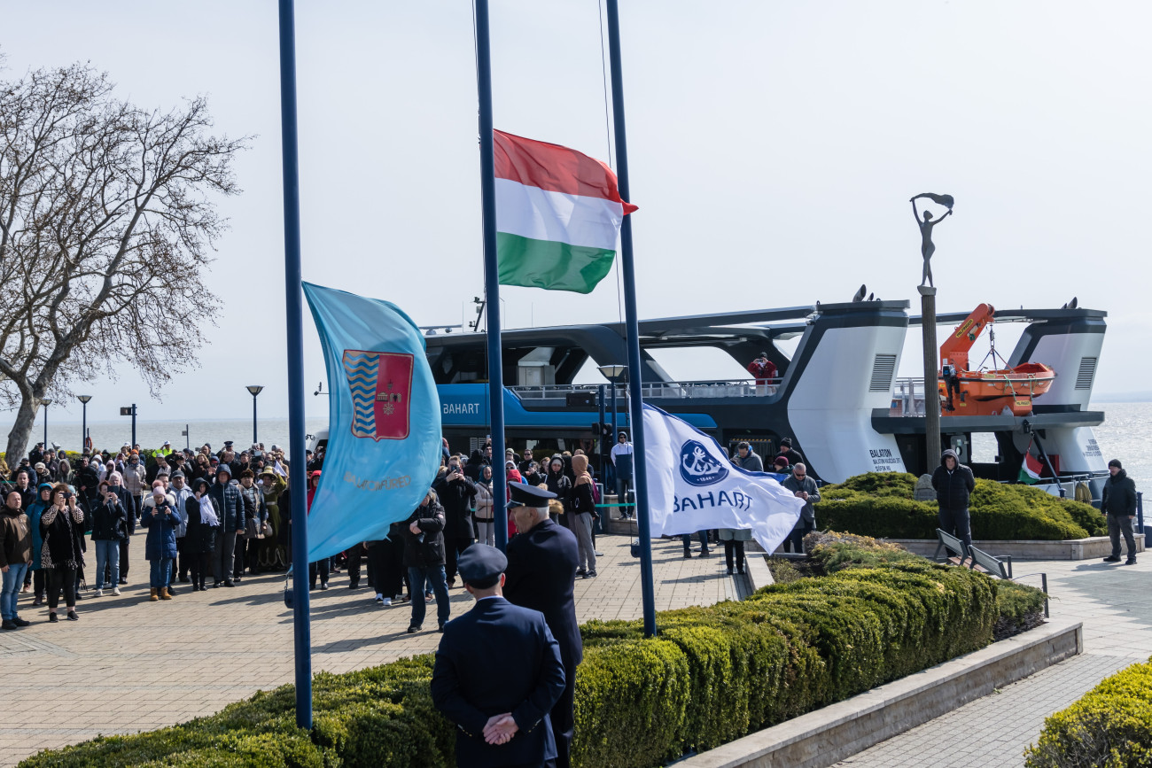 Zászlófelvonás a 180. hajózási szezon megnyitóján Balatonfüreden 2026. március 28-án. Kép: MTI/Katona Tibor