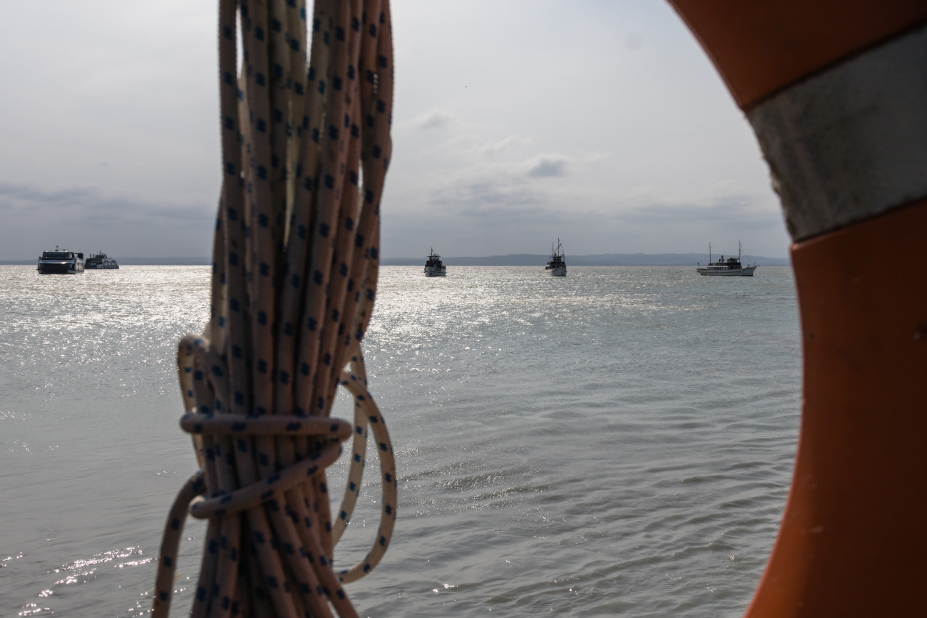 Jubileumi hajófelvonulás a 180. hajózási szezon megnyitója elõtt Balatonfürednél 2026. március 28-án. Kép: MTI/Katona Tibor