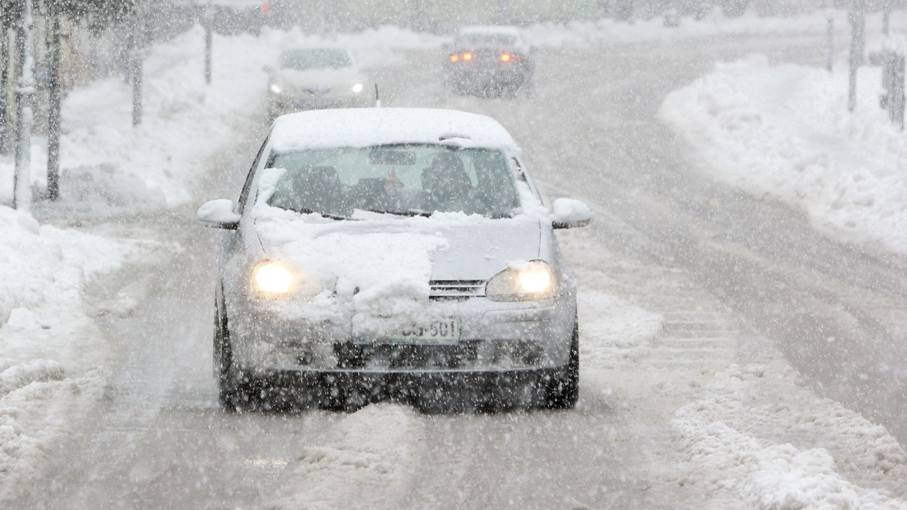 Bihács, 2026. március 27.
Jármûvek a szakadó hóesésben Bihácson 2026. március 27-én. Az intenzív havazás és a viharos idõjárás közlekedési fennakadásokat okozott Bosznia-Hercegovinában.
MTI/AP/Edvin Zulic