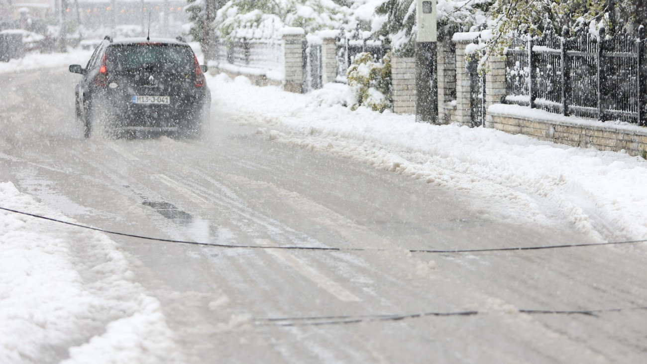 Bihács, 2026. március 27.
Autó halad egy hóval borított úton Bihácson 2026. március 27-én. Az intenzív havazás és a viharos idõjárás közlekedési fennakadásokat okozott Bosznia-Hercegovinában.
MTI/AP/Edvin Zulic