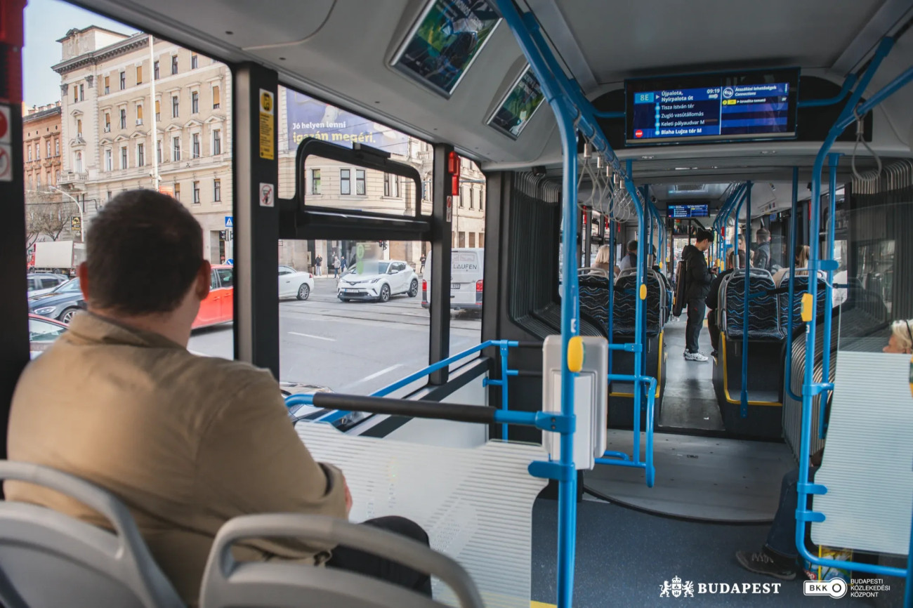 Április 1-jével forgalomba álltak az első elektromos csuklós autóbuszok Budapesten. A korszerű, környezetbarát járművekkel a 8E vonalán találkozhatnak az utasok. A BKK megrendelésére 2027-ig összesen 82 új, teljesen elektromos autóbusz – 58 szóló és 24 csuklós – érkezik a fővárosba.
