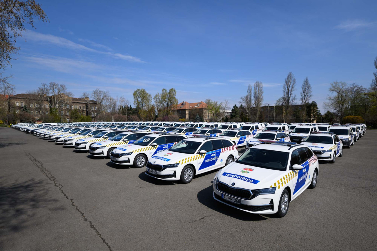 Összesen 269 új járművel bővült a rendőrség és a Nemzeti Bűnmegelőzési Tanács gépjárműparkja, az autókat ünnepélyes keretek között adták át szerdán a Készenléti Rendőrség Kerepesi úti objektumában.