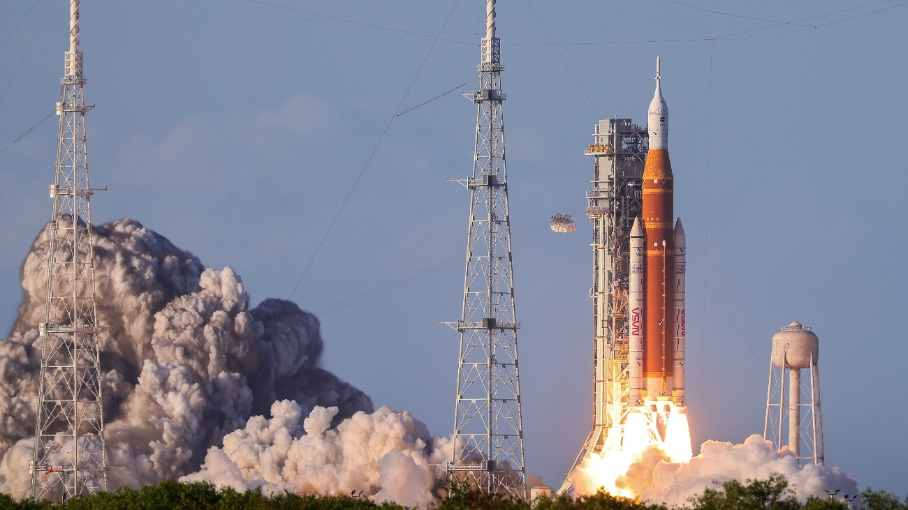 Cape Canaveral, 2026. április 2.
Fellövik az amerikai ûrkutatási vállalat, a NASA Artemis II ûrutazásának SLS rakétáját és a vele összekapcsolt Orion ûrhajót a floridai Cape Canaveral Kennedy ûrközpontjából 2026. április elsején. Az Artemis II küldetés négy tagja - Reid Wiseman, Victor Glover és Christina Koch NASA-asztronauták, valamint Jeremy Hansen, a Kanadai Ûrügynökség ûrhajósa - ezen a napon indul útnak, hogy az alacsony Föld körüli pályát elsõként túllépve tíznapos ûrutazás alatt megkerülje a Holdat.
MTI/EPA/Cristobal Herrera