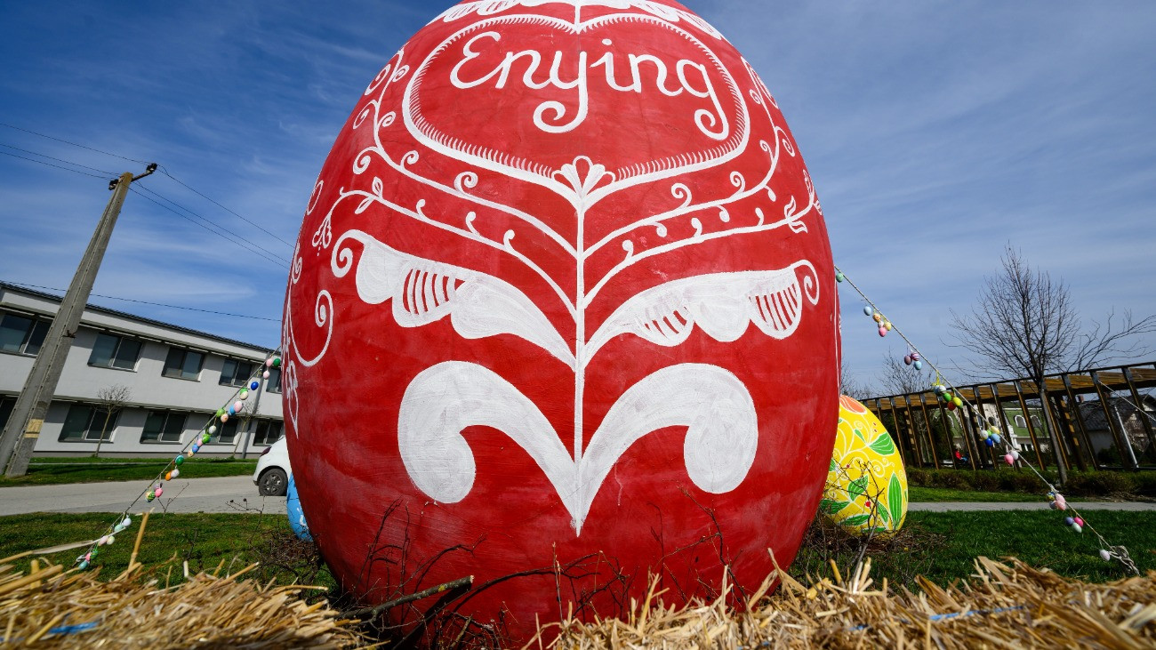 Enying, 2026. április 3.
Az ország legnagyobb húsvéti tojása Enyingen 2026. április 3-án. A mintegy 304 centiméter magas, 280 kilogramm tömegû kézzel festett tojás hivatalos magyarországi rekord, amit a Magyar Rekord Egyesület hitelesített.
MTI/Vasvári Tamás