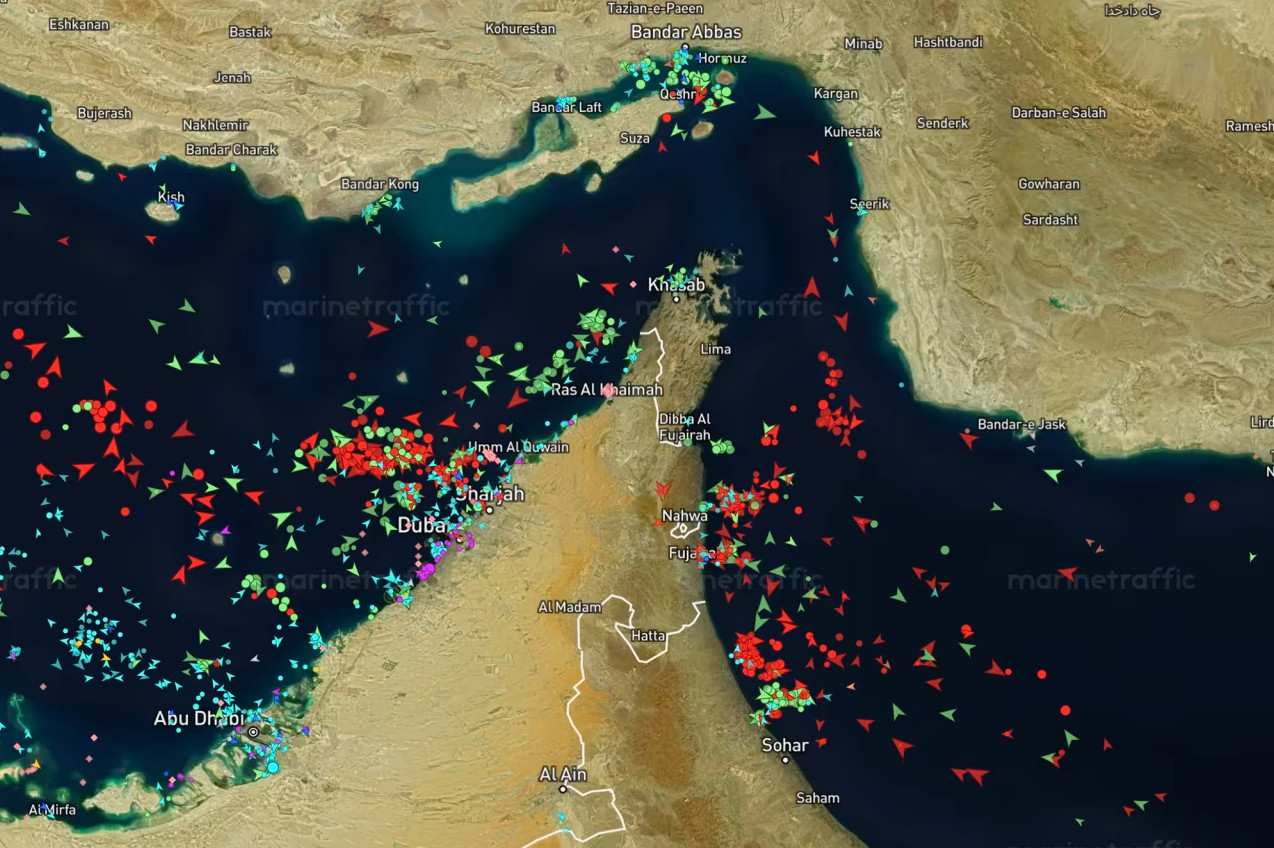 Hajóforgalom a Hormuzi-szorosban és környékén csütörtökön. Forrás: Marine Traffic