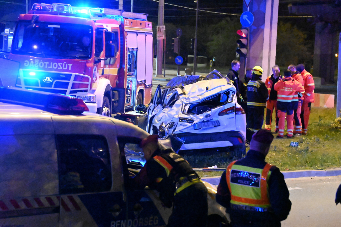 Budapest, 2026. április 11.
Összeroncsolódott személygépkocsi Budapesten, a Váci út és a Róbert Károly körút keresztezõdésében lévõ felüljárón 2026. április 10-én, éjfél elõtt. A Göncz Árpád városközpontnál lévõ felüljárón öt autó ütközött, a balesetben az egyik jármû lezuhant a felüljáróról. A helyszínen egy ember életét vesztette, egy másik a kórházba szállítása során hunyt el, négyen megsérültek.
MTI/Mihádák Zoltán