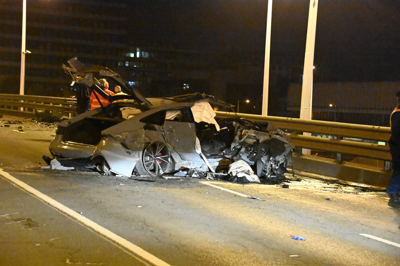 Budapest, 2026. április 11.
Összeroncsolódott személygépkocsi Budapesten, a Váci út és a Róbert Károly körút keresztezõdésében lévõ felüljárón 2026. április 11-én. A Göncz Árpád városközpontnál lévõ felüljárón öt autó ütközött, a balesetben az egyik jármû lezuhant a felüljáróról. A helyszínen egy ember életét vesztette, egy másik a kórházba szállítása során hunyt el, négyen megsérültek.
MTI/MTI Fotószerkesztõség/Mihádák Zoltán