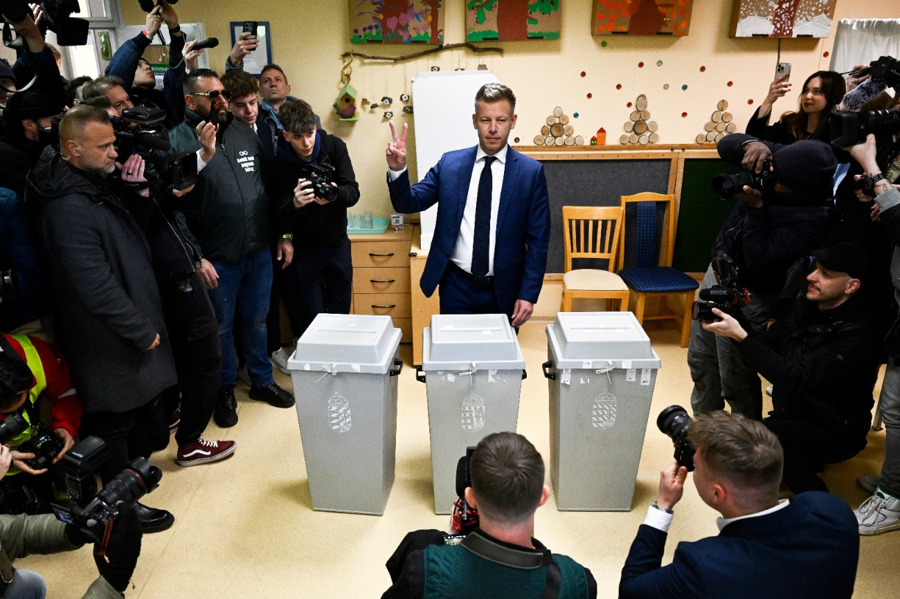 Budapest, 2026. április 12.
Magyar Péter, a Tisza Párt elnöke miután leadta szavazatát az országgyûlési választáson a budapesti Hegyvidéki Mesevár Óvodában kialakított szavazókörben 2026. április 12-én.
MTI/Hegedüs Róbert