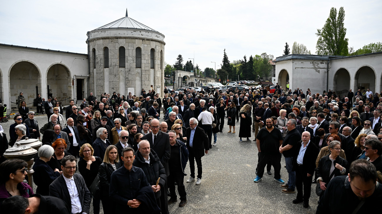 Budapest, 2026. április 16.
Résztvevõk Nádasdy Ádám tanár, nyelvész, költõ, mûfordító búcsúztatásán a Farkasréti temetõben 2026. április 16-án. Nádasdy Ádám, az Eötvös Loránd Tudományegyetem professor emeritusa, a Széchenyi Irodalmi és Mûvészeti Akadémia és a Digitális Irodalmi Akadémia tagja, a Magvetõ Könyvkiadó szerzõje március 29-én, 79 éves korában hunyt el.
MTI/Hegedüs Róbert