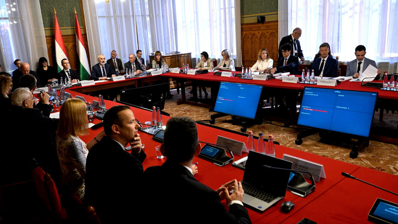 Budapest, 2026. április 17.
Az Országgyûlés alakuló ülését elõkészítõ tárgyalás résztvevõi az Országházban 2026. április 17-én. Szemben középen Such György, az Országgyûlés Hivatalának fõigazgatója, jobbról Magyar Péter, a Tisza Párt elnöke, a párt delegációjának vezetõje, leendõ miniszterelnök (j2), az elõtérben Toroczkai László, a Mi Hazánk elnöke, a párt delegációjának vezetõje (b3).
MTI/Hegedüs Róbert