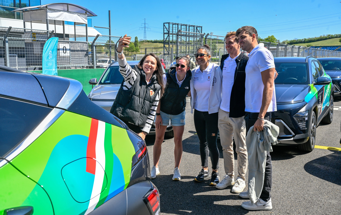 Mogyoród, 2026. április 29.
Guzi Blanka világ- és Európa-bajnok öttusázó, Bragmayer Zsanett triatlonista, Gyertyás Róza cselgáncsozó, Bõhm Csaba öttusázó és Németh Nándor úszó (b-j) az új autók átadásán a Hungaroringen 2026. április 29-én. A Magyar Olimpiai Bizottság (MOB) új mobilitási partnerének köszönhetõen 21 sportoló vehetett át új autót és vezetheti azt a Los Angeles-i olimpiai felkészülés során.
MTI/Máthé Zoltán