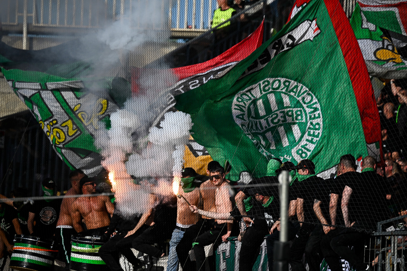 Budapest, 2026. május 3.
A Ferencváros szurkolói a labdarúgó Fizz Liga 32. fordulójában játszott Újpest FC - Ferencvárosi TC mérkõzésen a Szusza Ferenc Stadionban 2026. május 3-án. A Ferencváros 5-0-ra gyõzött.
MTI/Hegedüs Róbert