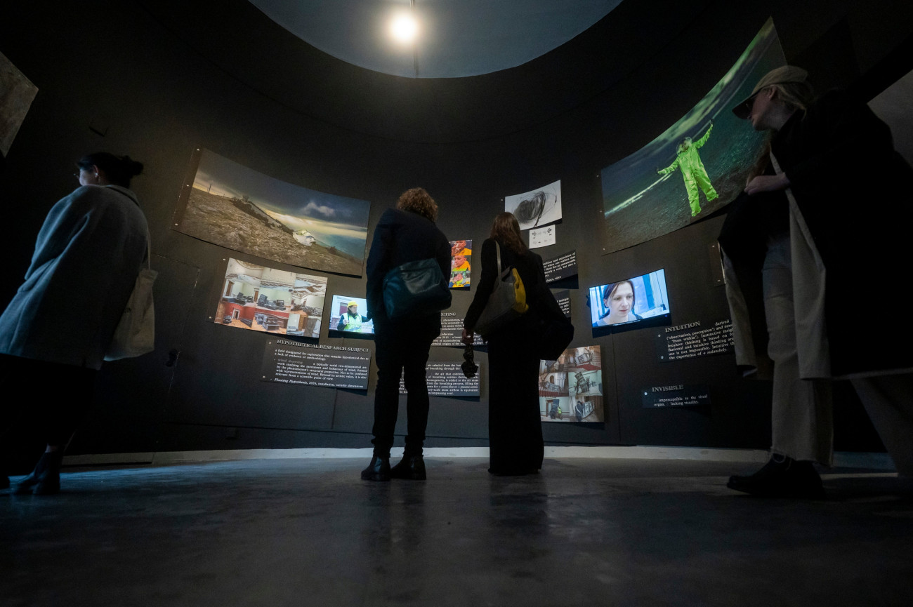 Velence, 2026. május 6.
Koronczi Endre Munkácsy Mihály-díjas képzõmûvész, festõ, grafikus, performer Pneuma Cosmic (Kozmikus lehelet) címû kiállítása a 61. Velencei Képzõmûvészeti Biennále magyar pavilonjában 2026. május 6-án.
MTI/Balogh Zoltán