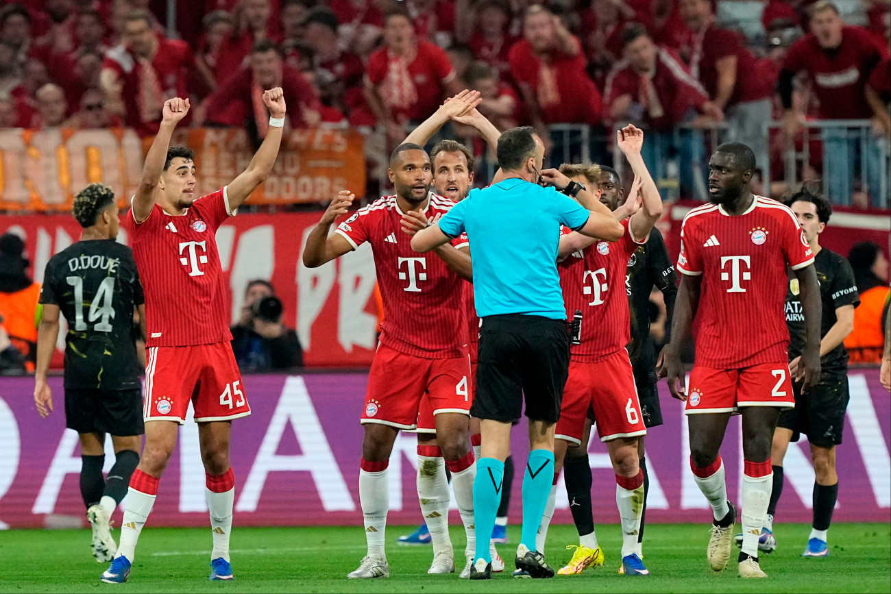 München, 2026. május 6.
Joao Pinheiro játékvezetõnél reklamálnak a Bayern München játékosai a labdarúgó Bajnokok Ligája elõdöntõjének Bayern München-Paris Saint-Germain visszavágó mérkõzésén a müncheni Allianz Arénában 2026. május 6-án.
MTI/AP/Martin Meissner