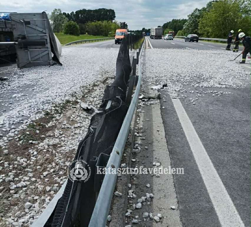 Az M7-esen felborult kamion és a kiszóródott rakománya.