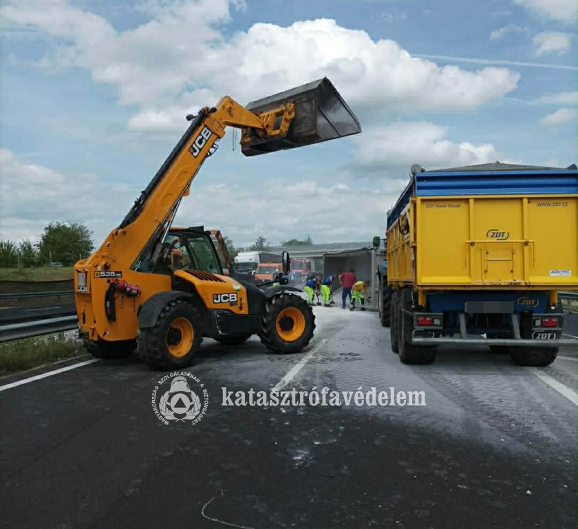 Az M7-esen felborult kamion és a kiszóródott rakománya.