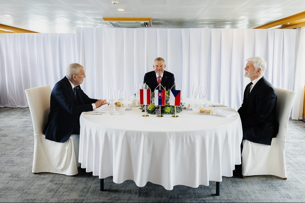 Pozsony, 2026. május 12.
A szlovák elnöki hivatal felvételén Peter Pellegrini szlovák elnök (k), Alexander Van der Bellen osztrák elnök (b) és Petr Pavel cseh elnök megbeszélést tart a Slavkovi Hármak (S3) elnevezésû formáció csúcstalálkozóján Pozsonyban 2026. május 12-én. A háromoldalú együttmûködési nyilatkozatot 2015-ben írta alá Ausztria, Csehország és Szlovákia a csehországi Slavkov (történelmi nevén Austerlitz) kastélyában.
MTI/EPA/Szlovák elnöki hivatal