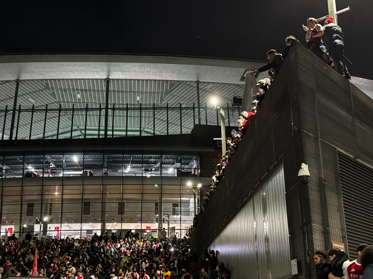 Szurkolók töltik meg a teret a londoni Emirates stadion előtt, az Arsenal Premier League bajnoki címét ünnepelve, 2026. május 19-én. (Fotó: Szvetnik Endre, London)