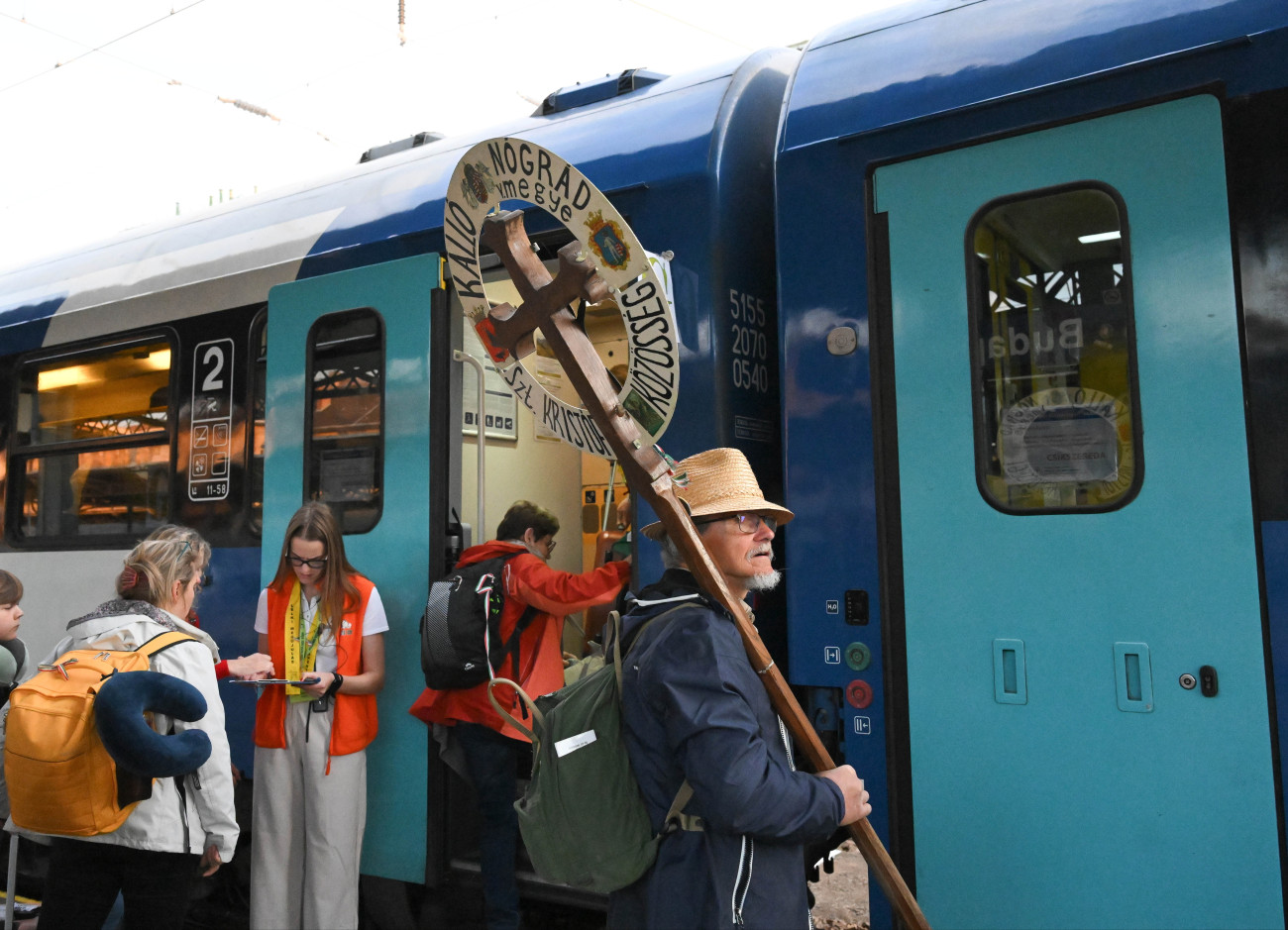 Budapest, 2026. május 21.
A csíksomlyói pünkösdi búcsúba tartó Boldogasszony zarándokvonat indulása a Keleti pályaudvaron 2026. május 21-én.
MTI/Bruzák Noémi