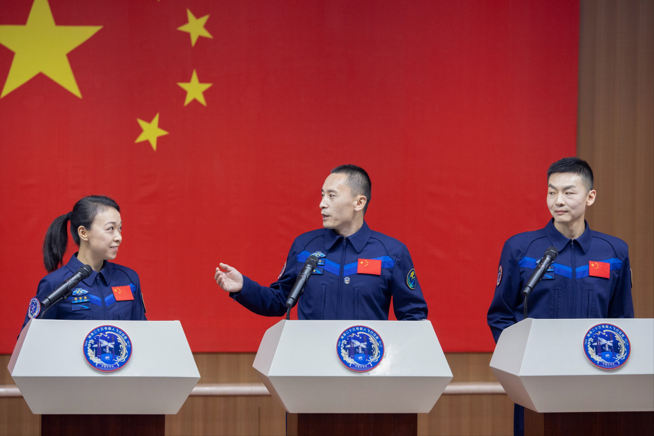 Csiucsüan, 2026. május 23.
Li Csia-jing, Csu Jang-csu és Csang Cse-jüan, a Sencsou-23 kínai ûrutazásban részt vevõ három kínai ûrhajós (b-j) az északnyugat-kínai Kanszu tartományban, a Gobi-sivatagban fekvõ Csiucsüani Mûholdindító Központban tartott sajtótájékoztatón a tervezett indulás elõtti napon, 2026. május 23-án.
MTI/EPA/Andrés Martínez Casares